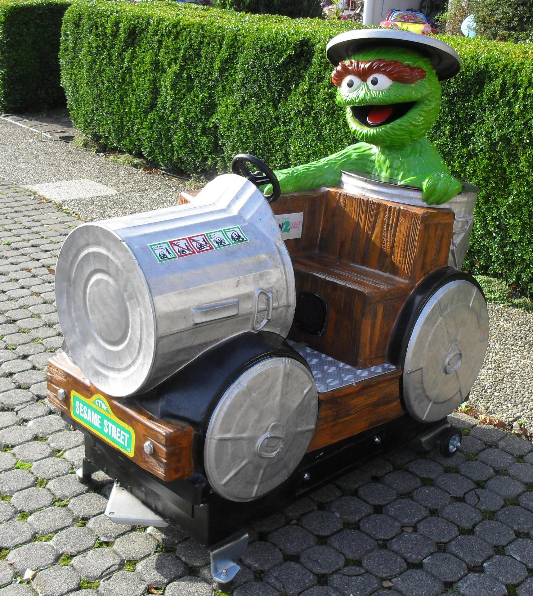 Sesamstrassen Oskar in der Mülltonne Oscar the crouch