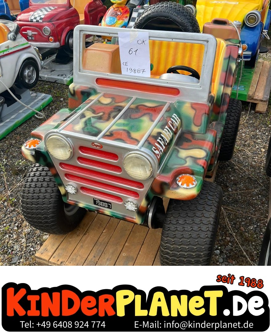 Tarnfarbener Safari Jeep mit echten Reifen