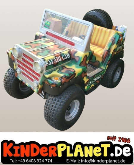 Tarnfarbener Safari Jeep mit echten Reifen