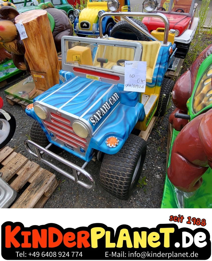 Blauer Jeep mit echten Reifen