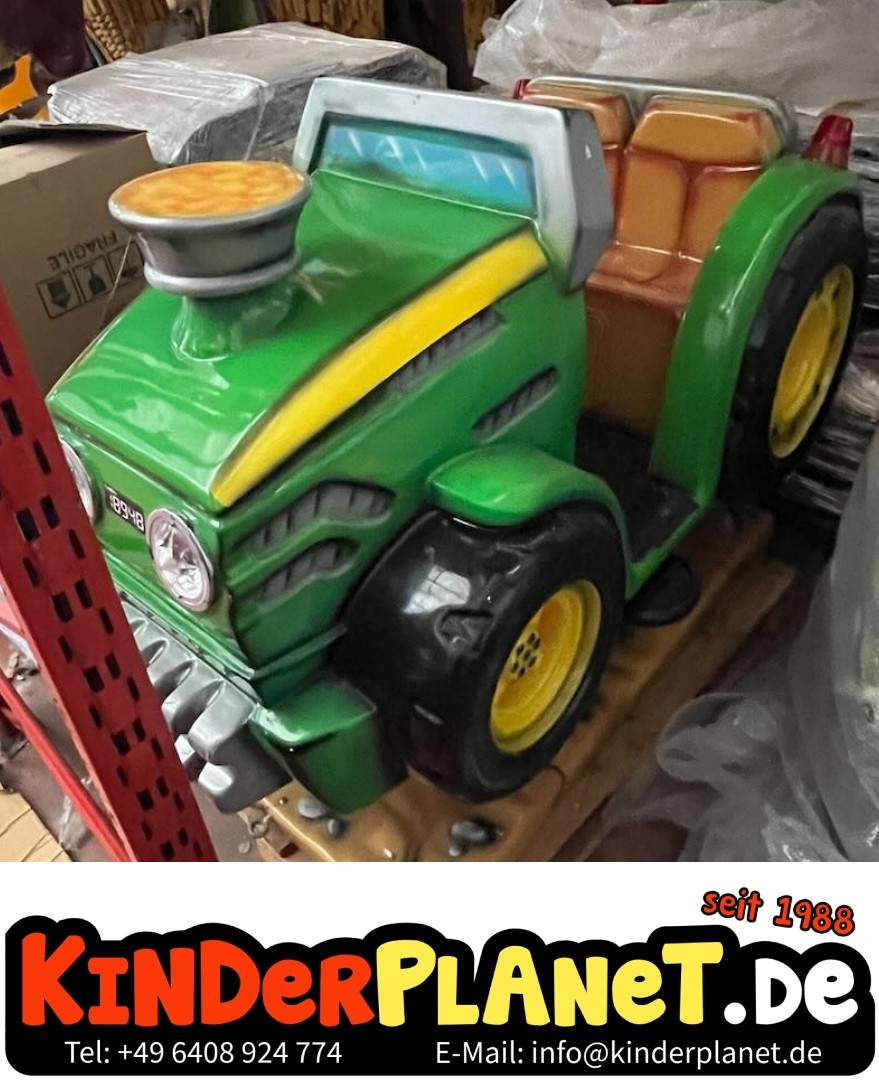 Moderner grüner Traktor in John Deer Optik