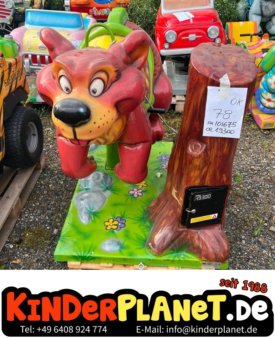 Bär mit Baum als Kassensäule