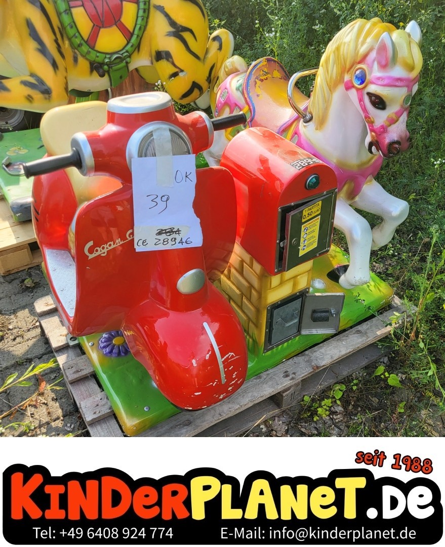 Vespa und mini phantasy Pony auf Insel